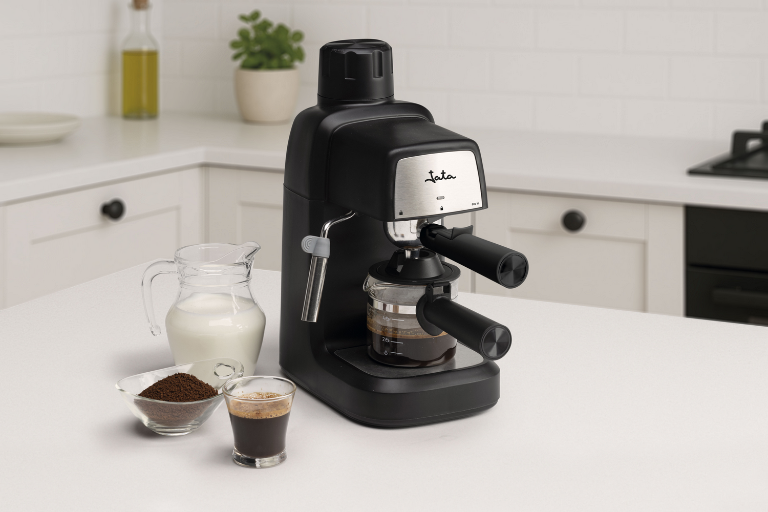 Una máquina de espresso negra con accesorios sobre una encimera blanca. Incluye leche, café molido y un vaso de espresso.