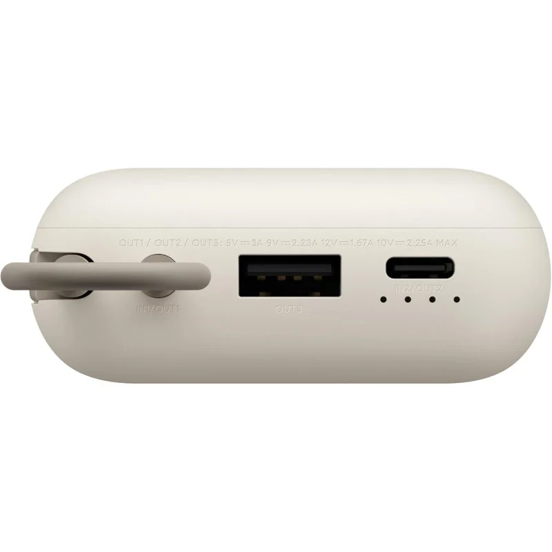 Se muestra un banco de energía beige. Tiene varios puertos, incluidos USB y USB-C. El texto indica salidas de voltaje y amperaje.