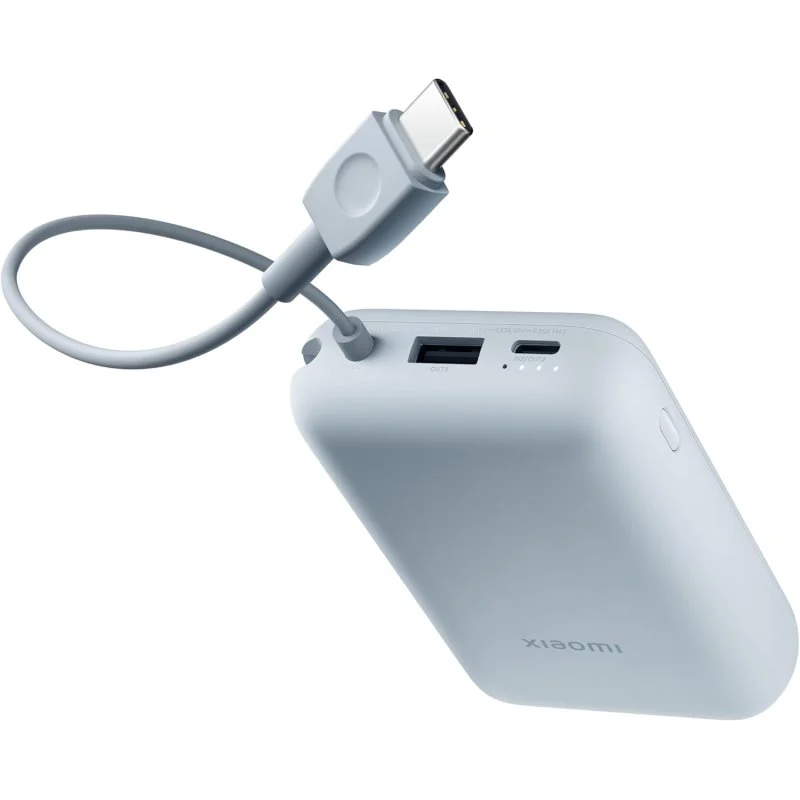 Un power bank azul claro con un cable USB-C conectado. El cable está en bucle. El power bank tiene un puerto USB y un puerto de carga.