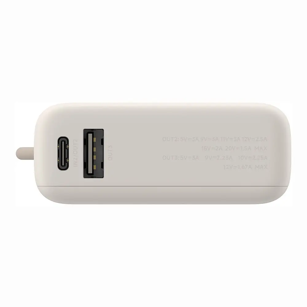 Se muestra un banco de energía beige. Tiene puertos USB y USB-C. El texto indica voltajes de salida. Sobre un fondo blanco.