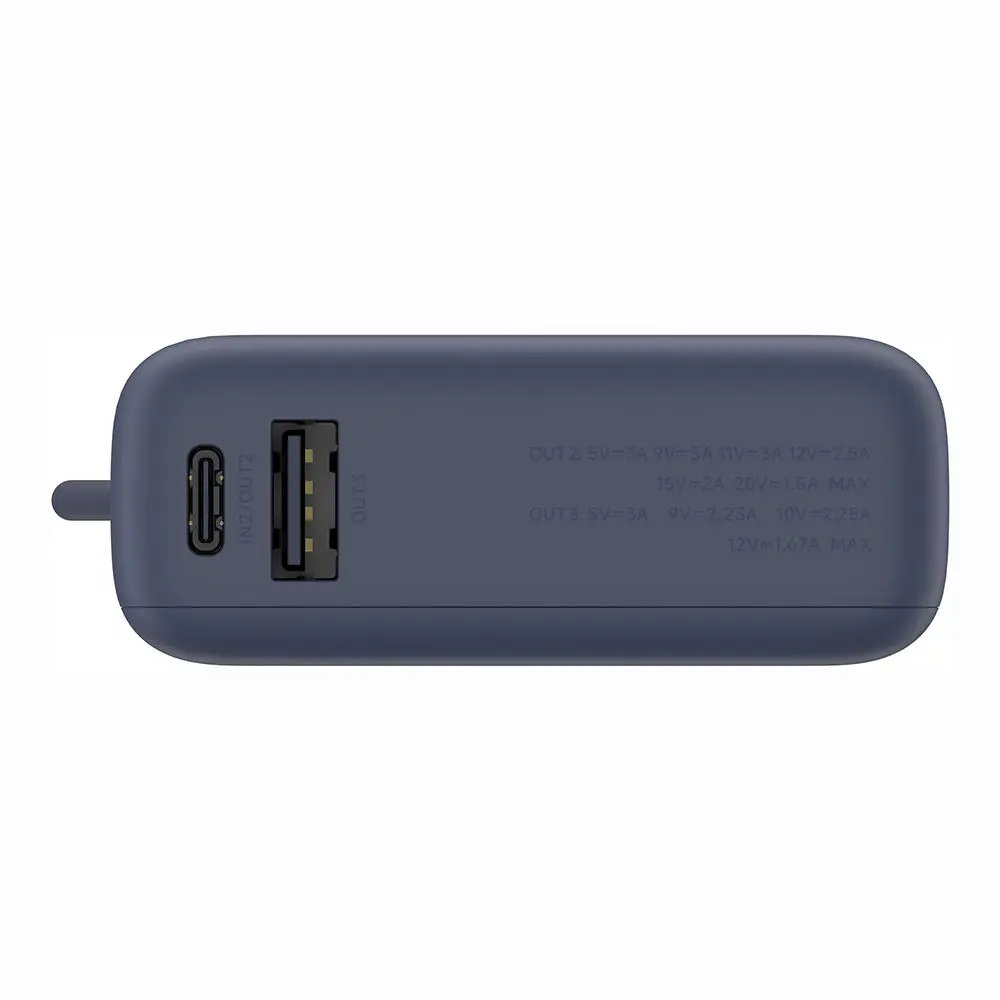 Un banco de energía azul oscuro con puertos USB y especificaciones impresas, incluyendo detalles de voltaje y amperaje.