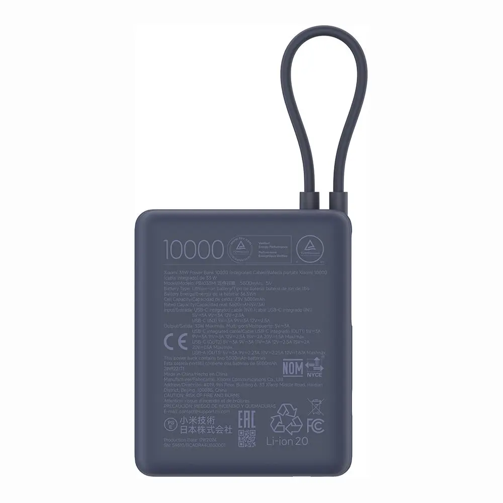 Un power bank gris oscuro con una correa negra, texto y símbolos blancos. El número 10000 es prominente.