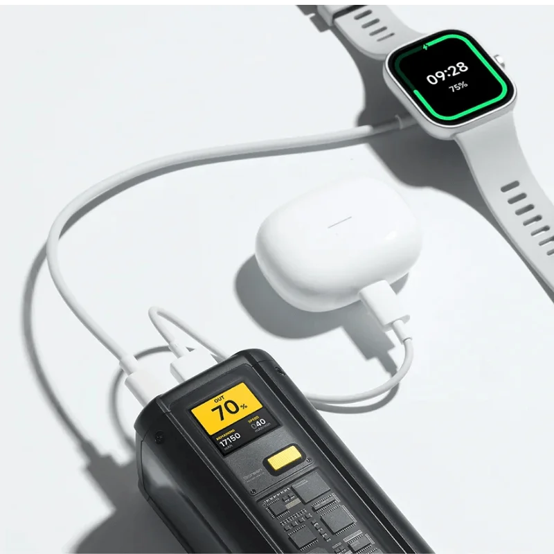 Un reloj inteligente, auriculares y un banco de energía están conectados por cables blancos. El banco de energía muestra el 70% de carga.