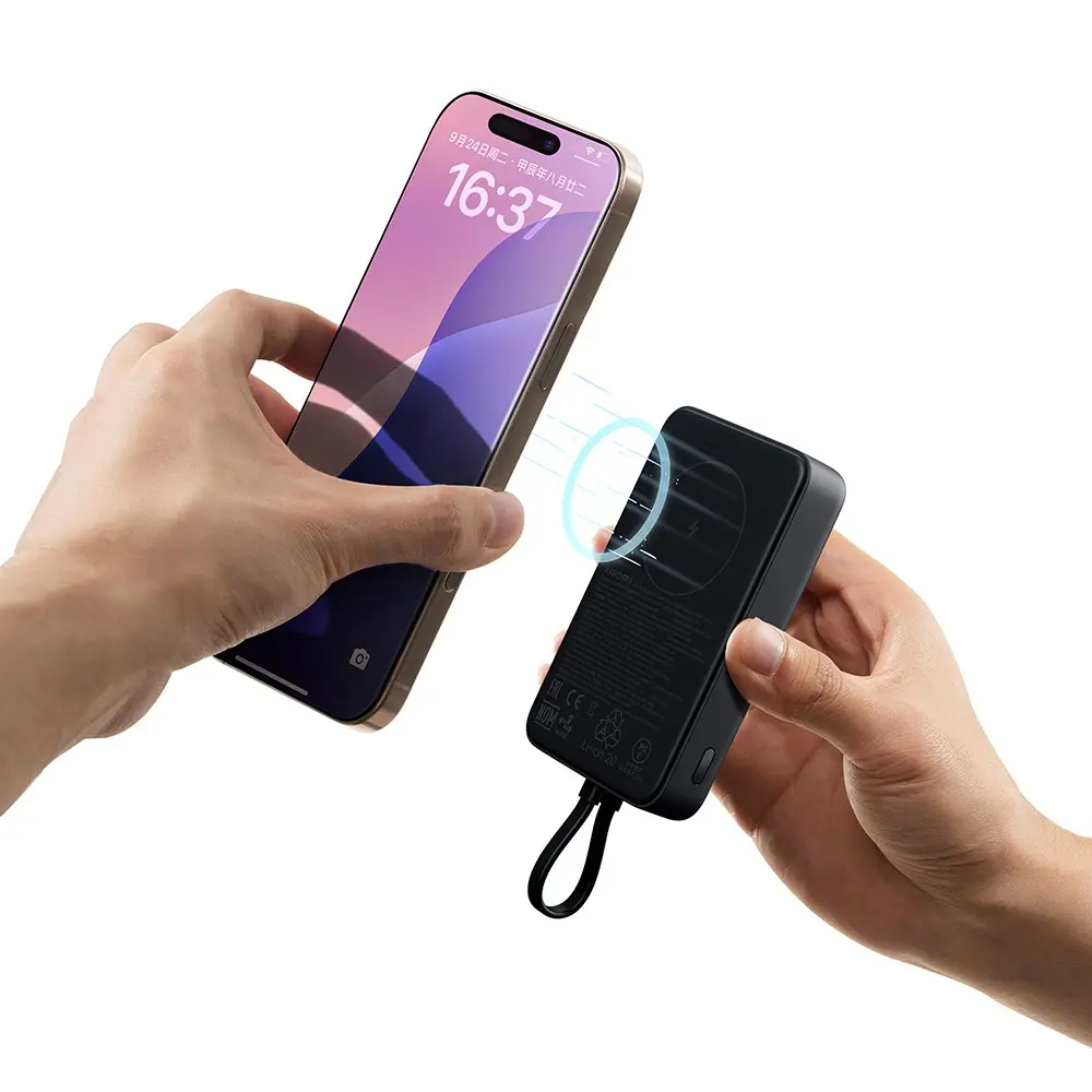 Manos sosteniendo un teléfono y un cargador portátil negro. El teléfono muestra la hora. Círculos azules sugieren carga inalámbrica.
