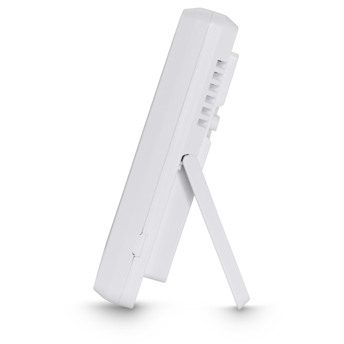 Ein weißes digitales Gerät, wahrscheinlich ein Thermometer, steht auf einer weißen Oberfläche. Es hat einen Ständer und Belüftungsöffnungen.