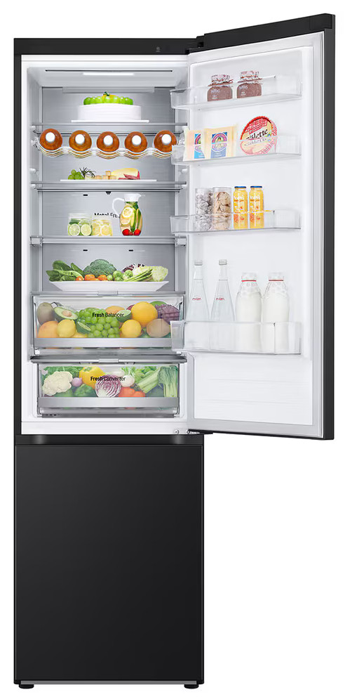 Otwarta czarna lodówka. W środku półki z jedzeniem: jajka, owoce, warzywa, napoje, ser i inne. Drzwi są otwarte.