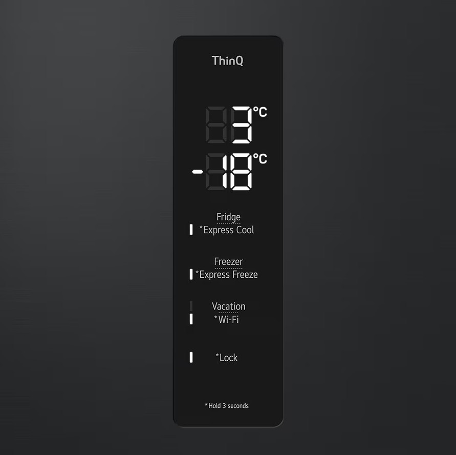 Panel sterowania lodówki wyświetla temperatury: 3°C i -18°C. Opcje: Lodówka, Zamrażarka, Wakacje, Blokada. Logo ThinQ u góry.