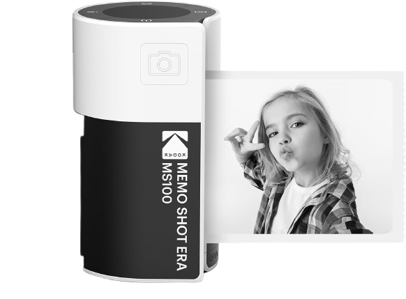 Bir kızın yüz ifadesi yaptığı bir fotoğrafın yanında, siyah beyaz bir fotoğraf yazıcısı. Yazıcının üzerinde Kodak logosu var.