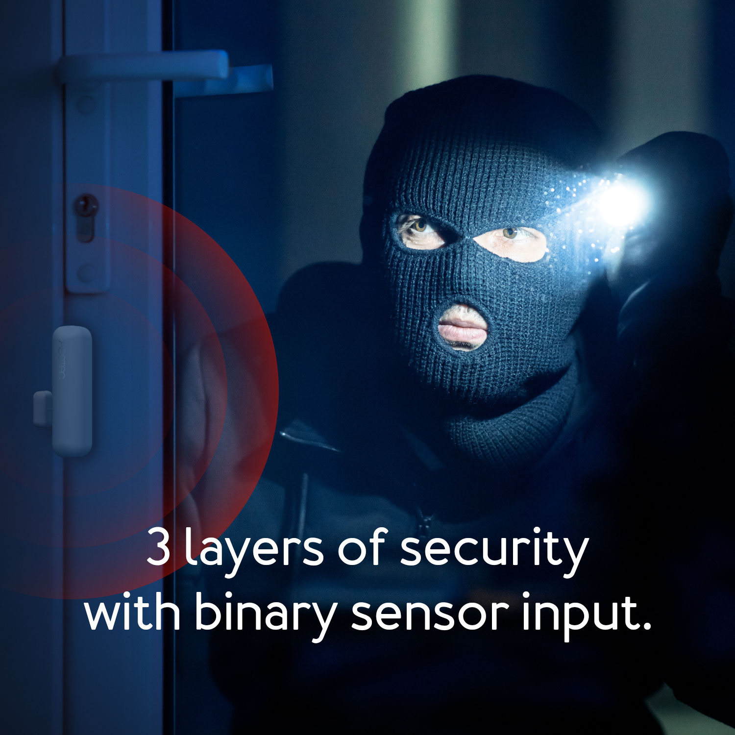 Ein Einbrecher mit schwarzer Maske leuchtet mit einer Taschenlampe. Eine Tür mit Sicherheitssensor im Vordergrund, Text über Sicherheit.