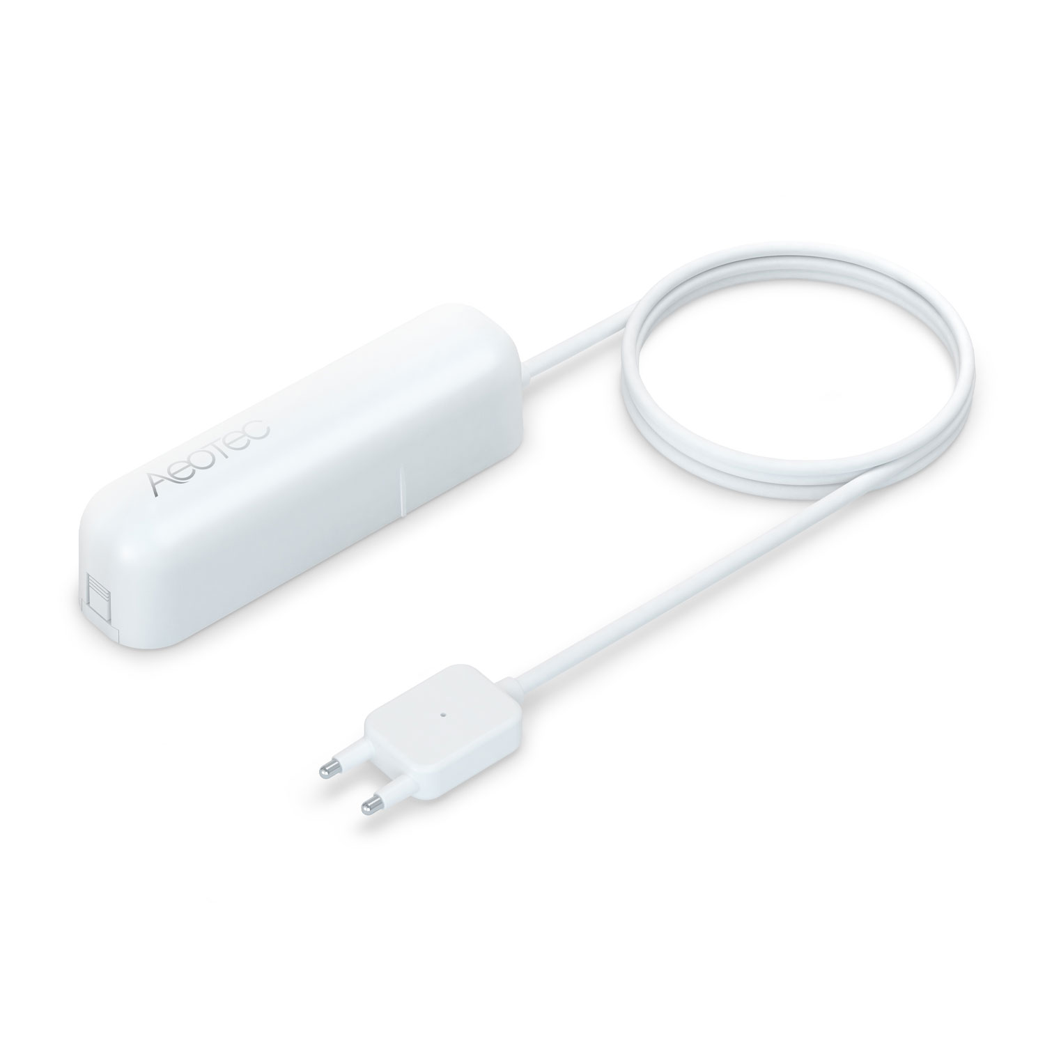 Ein weißer Aeotec-Netzadapter mit rechteckigem Gehäuse, gewickeltem Kabel und Stecker auf weißem Hintergrund mit Schatten.