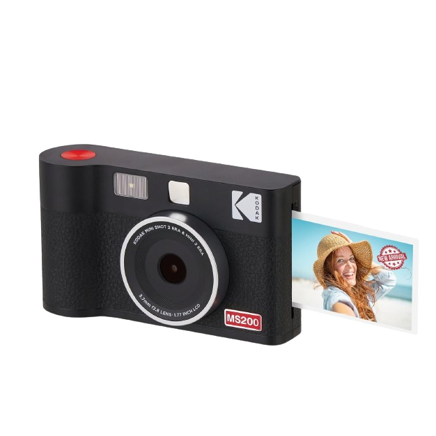 Şapkalı bir kadının fotoğrafını basan siyah bir Kodak Mini Shot 2 kamera. Kamerada kırmızı bir düğme ve gümüş bir lens var.