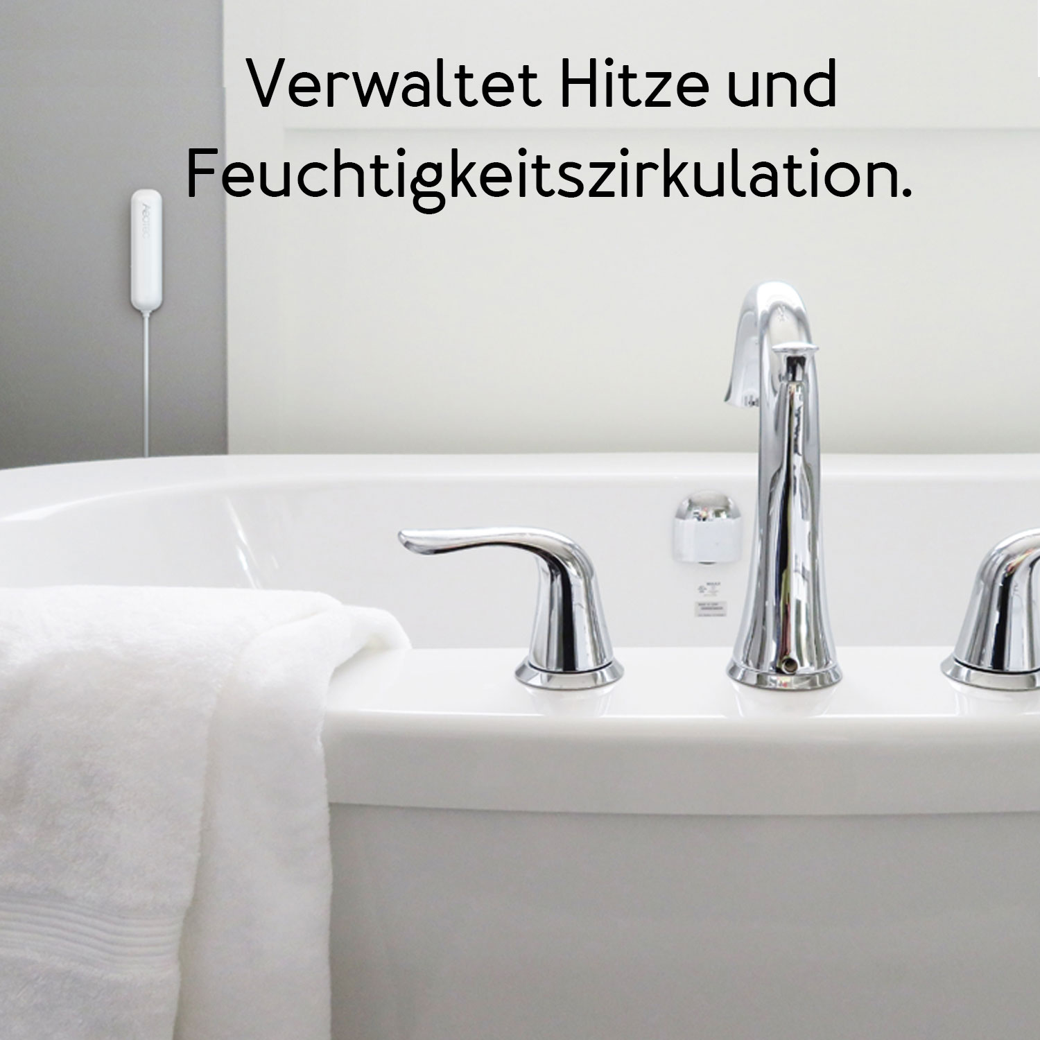 Eine Badezimmerszene. Eine weiße Badewanne mit Chromarmaturen. Ein weißes Handtuch an der Seite. Der Text oben lautet 'Verwaltet Wärme und Feuchtigkeit'.