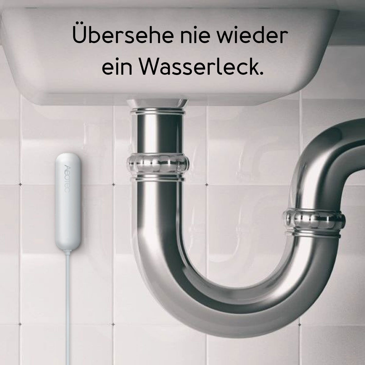 Sanitäre Anlagen mit Wasseraustrittssensor. Text: 'Verpassen Sie nie wieder einen Wasseraustritt'. Weiße Fliesen im Hintergrund.