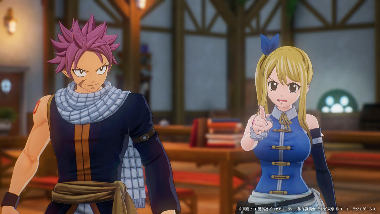 Anime-Charaktere Natsu und Lucy. Natsu hat pinke Haare und einen Schal. Lucy trägt Blau und zeigt. Hintergrund hat Holztische.