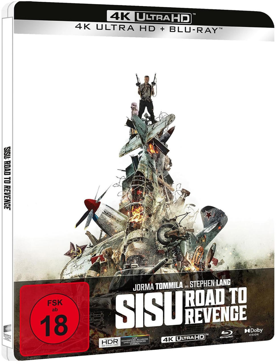 Filmcover: Mann mit Waffen auf Trümmern. Titel: Sisu: Road to Revenge. Explosionen, Panzer und Flugzeuge sind sichtbar.