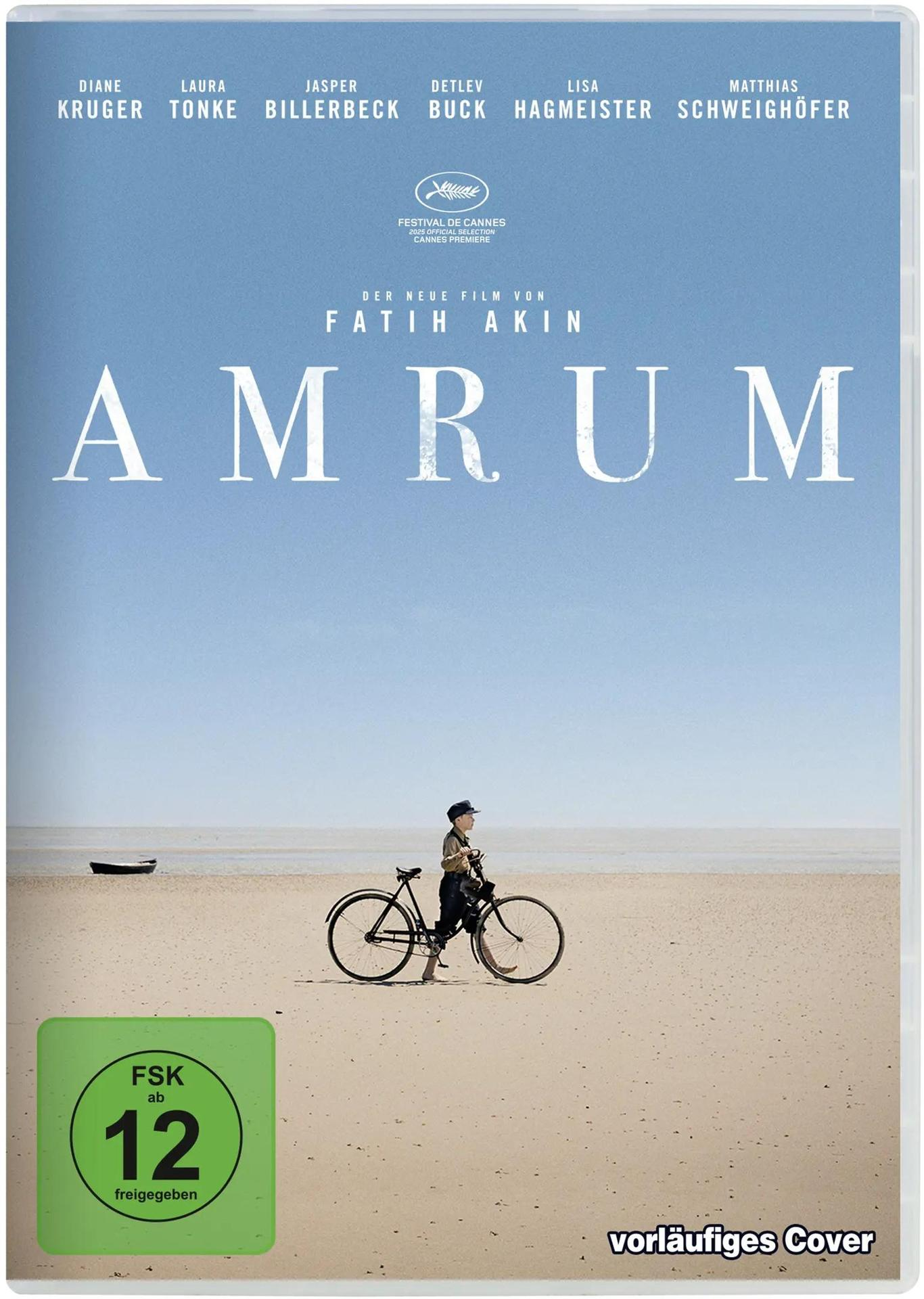 Ein Filmplakat zeigt einen Jungen mit Fahrrad am Strand, Filmtitel 'AMRUM' und Namen von Schauspielern. Ein Boot ist im Hintergrund.