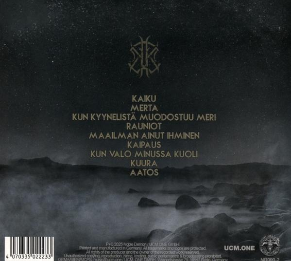 Albumcover mit finnischem Text. Eine dunkle, neblige Landschaft mit Sternenhimmel und Logo oben.