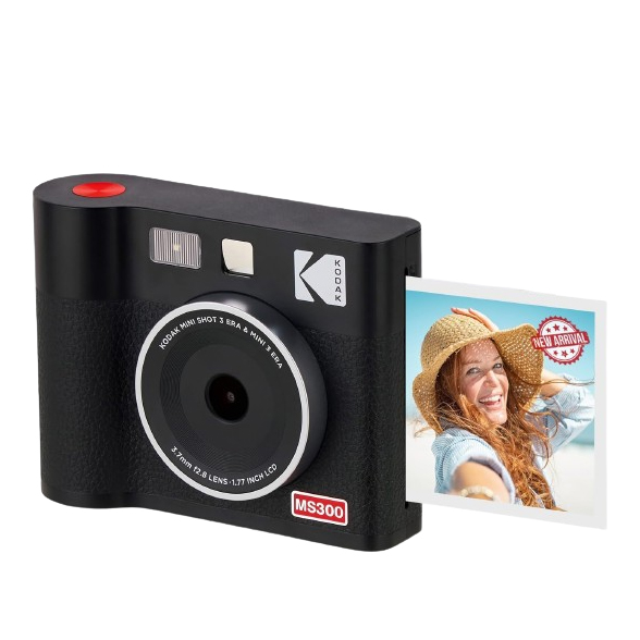 Siyah bir Kodak Mini Shot kamera, sahilde hasır şapkalı gülen bir kadının fotoğrafını basıyor.