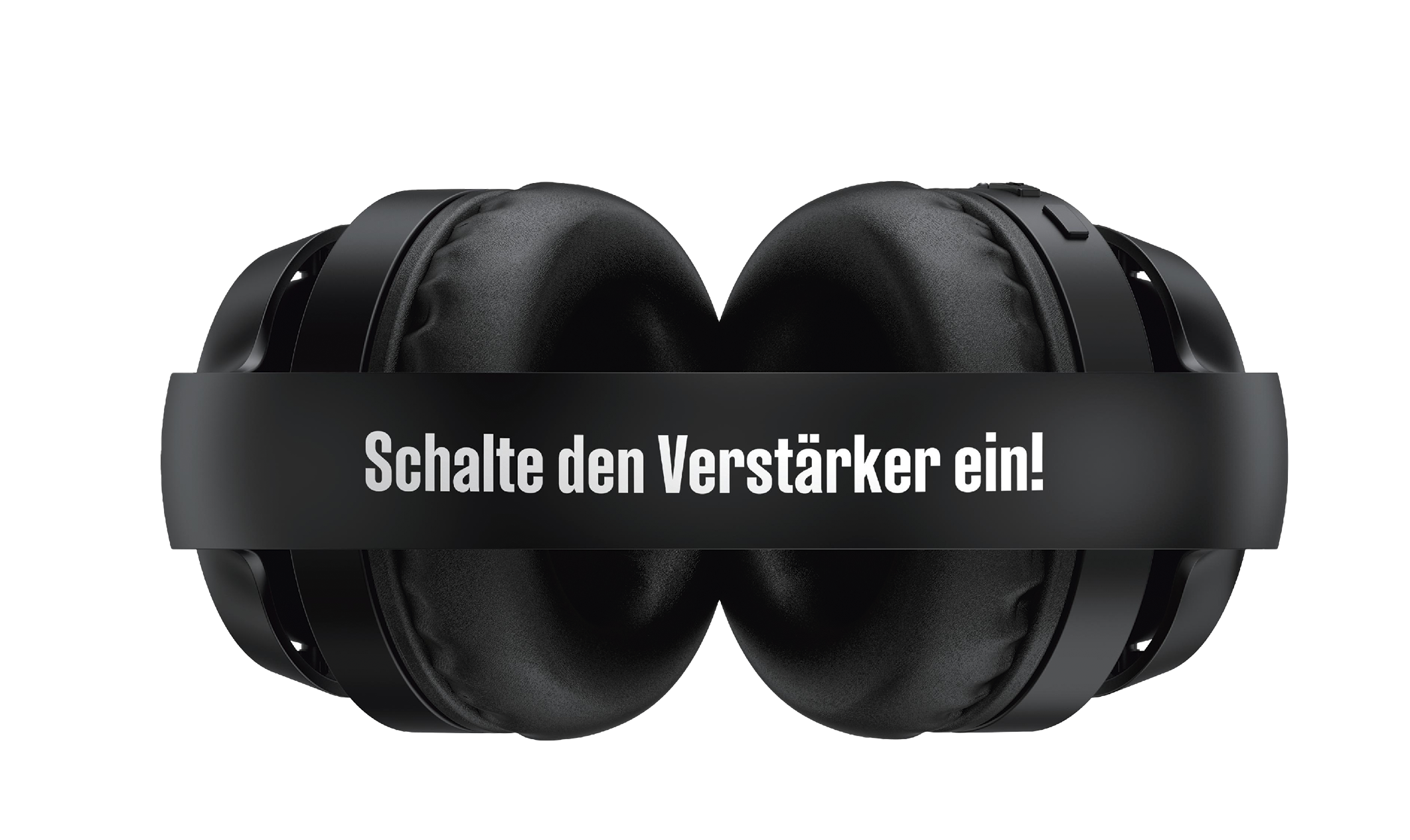 Schwarze Kopfhörer mit einem Band, auf dem der Text 'Schalte den Verstärker ein!' steht, auf weißem Hintergrund.
