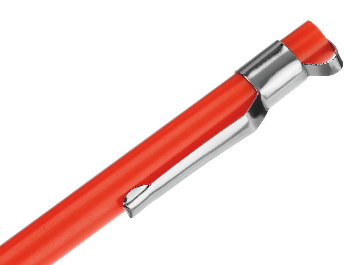 Nahaufnahme eines roten Stifts mit silbernem Metallclip. Der Stift befindet sich auf weißem Hintergrund. Der Clip ist am Stift befestigt.