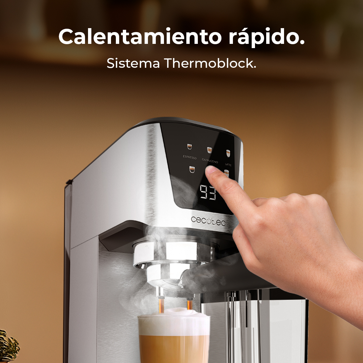 Un dedo presiona el botón de capuchino en una cafetera. El vapor se eleva del café que se dispensa en un vaso.