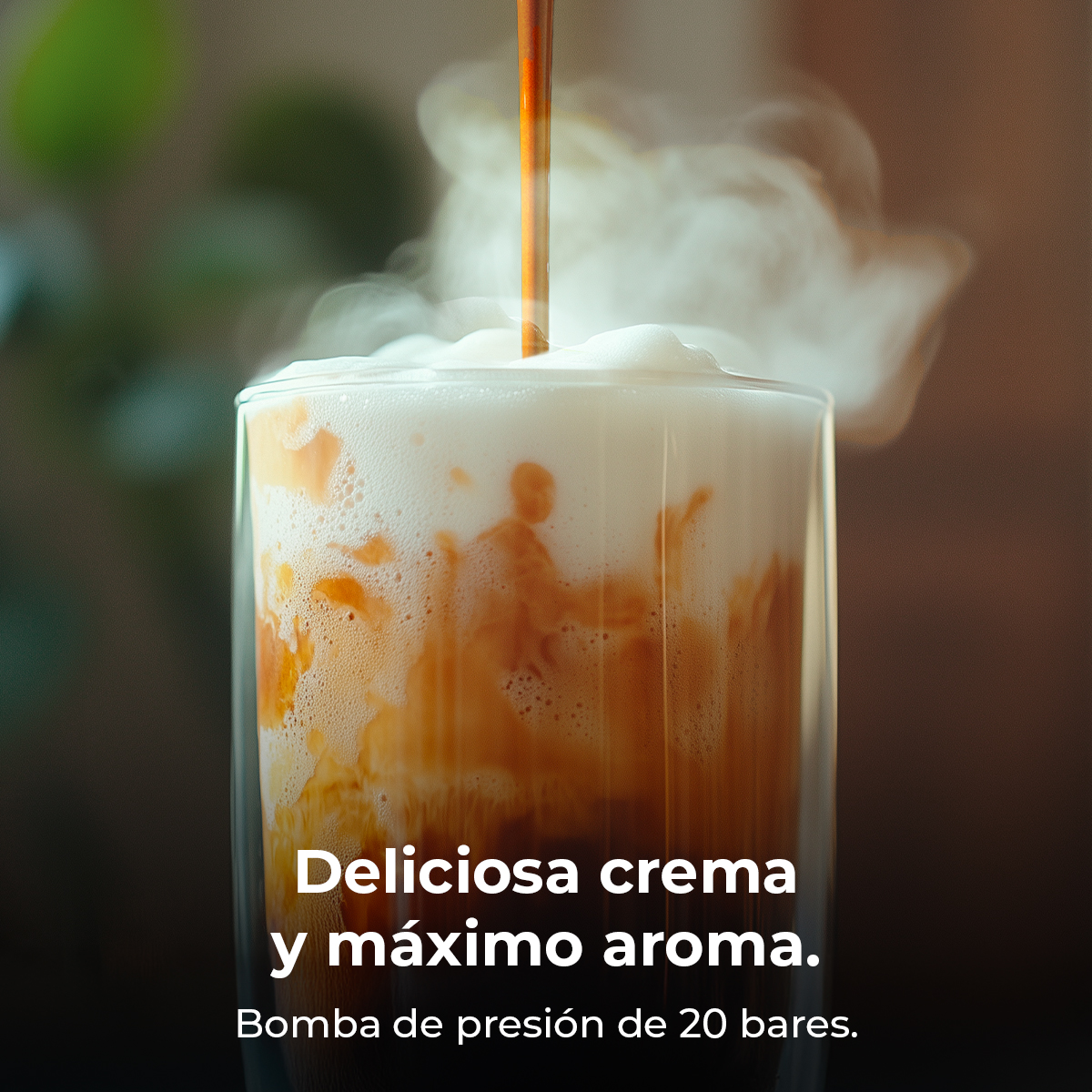 Café vertiéndose en un vaso con espuma de leche. Se eleva vapor. Texto: Deliciosa crema y máximo aroma.