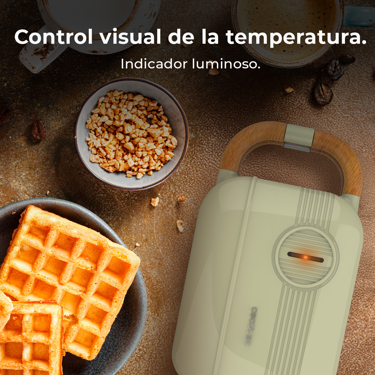 Gofres en un plato, nueces en un cuenco, tazas de café y una gofrera con asa de madera. La luz de la gofrera está encendida.