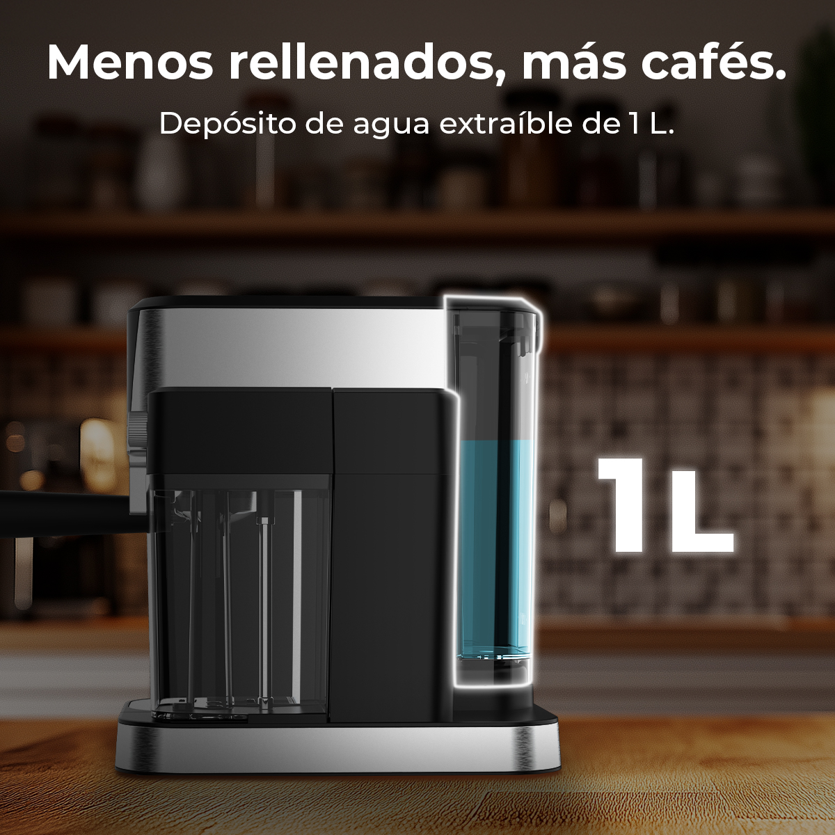 Una cafetera con un diseño negro y plateado. Tiene un depósito de agua con agua azul y el texto '1L' a la derecha.