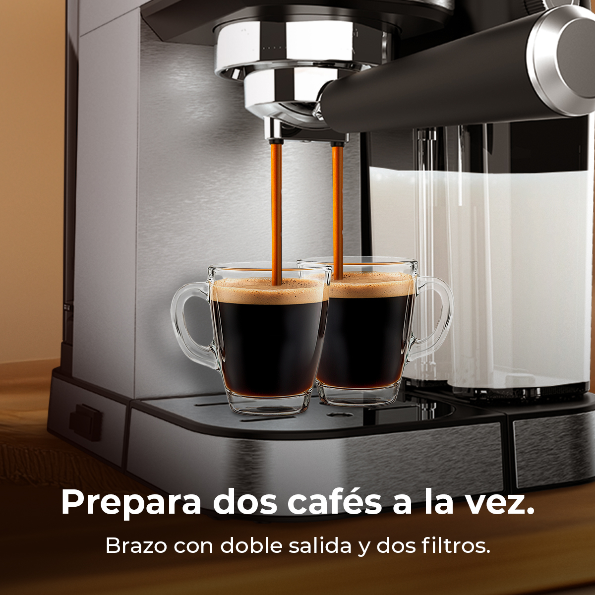 Máquina de café dispensando café en dos tazas transparentes. Texto: 'Prepara dos cafés a la vez. Brazo con doble salida y dos filtros.'