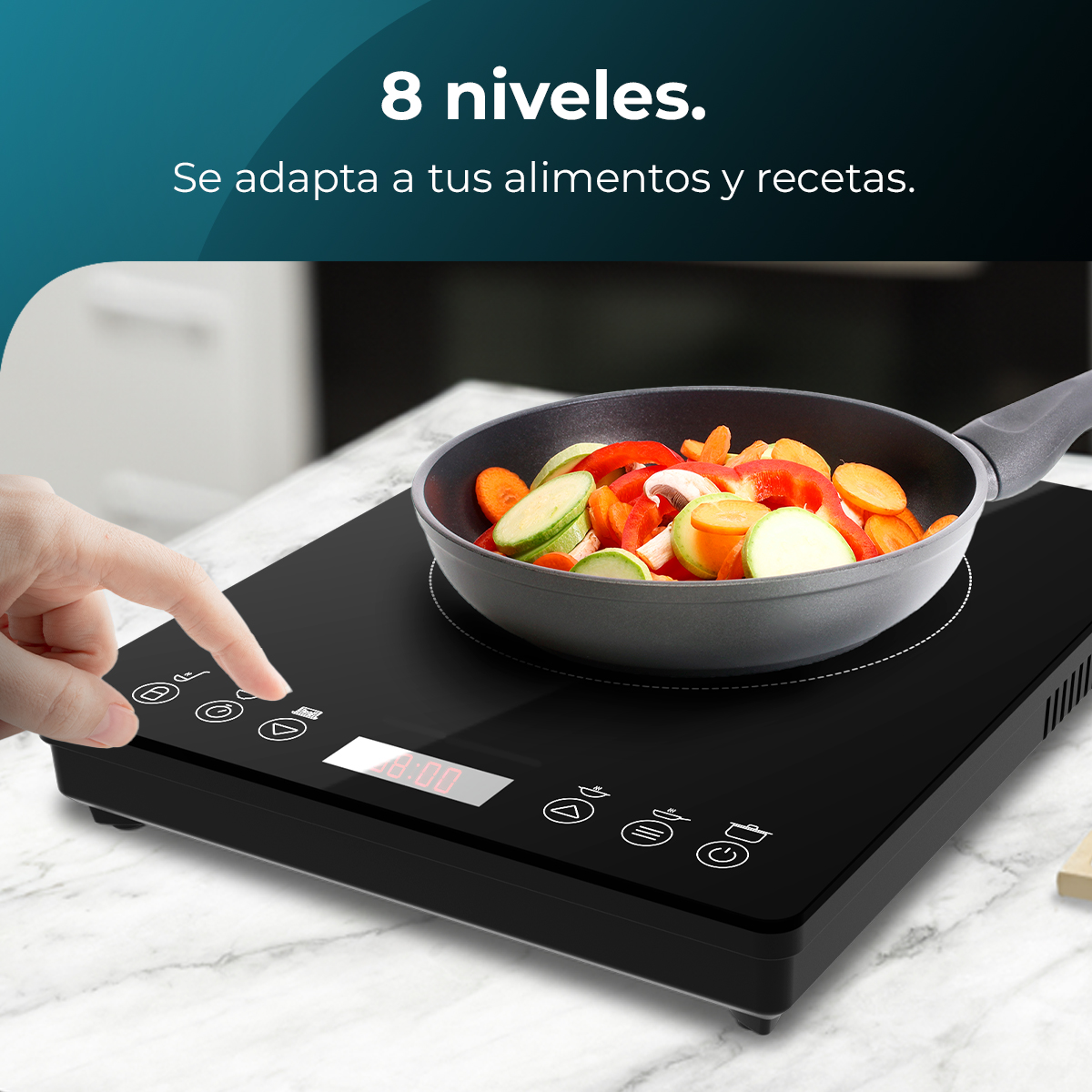 Una placa de inducción negra con una sartén de verduras. Una mano toca la placa. El texto dice '8 niveles' y 'Se adapta a tus alimentos'.