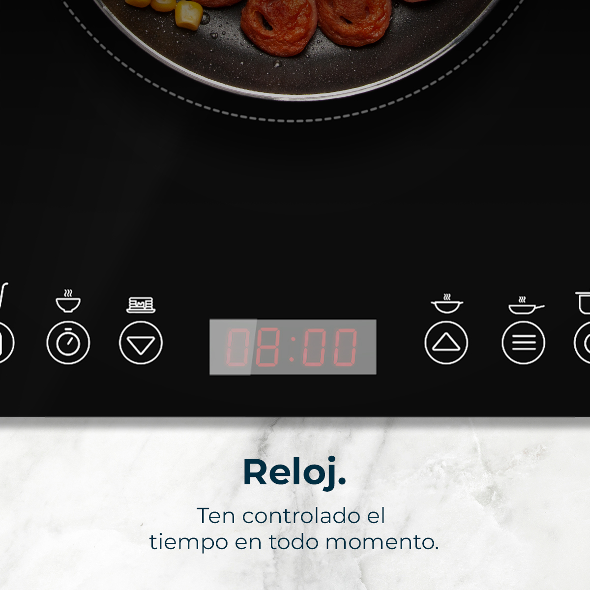 Cocina negra con sartén y comida. Pantalla muestra 08:00. Debajo, 'Reloj' y texto en español. Fondo de mármol blanco.