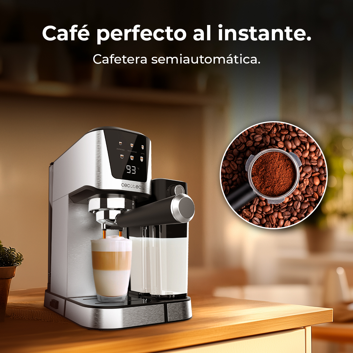 Una máquina de espresso plateada y negra preparando café. Un vaso de café con leche está debajo del pico. También se muestran granos y café molido.