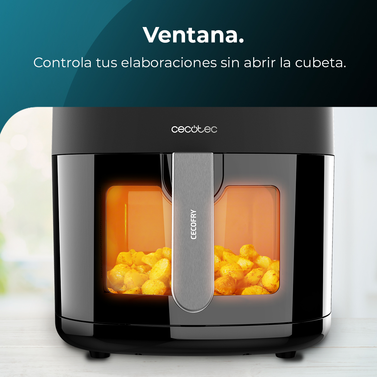 Freidora de aire negra con ventana transparente que muestra patatas. Tiene un asa metálica, la marca Cecotec es visible.
