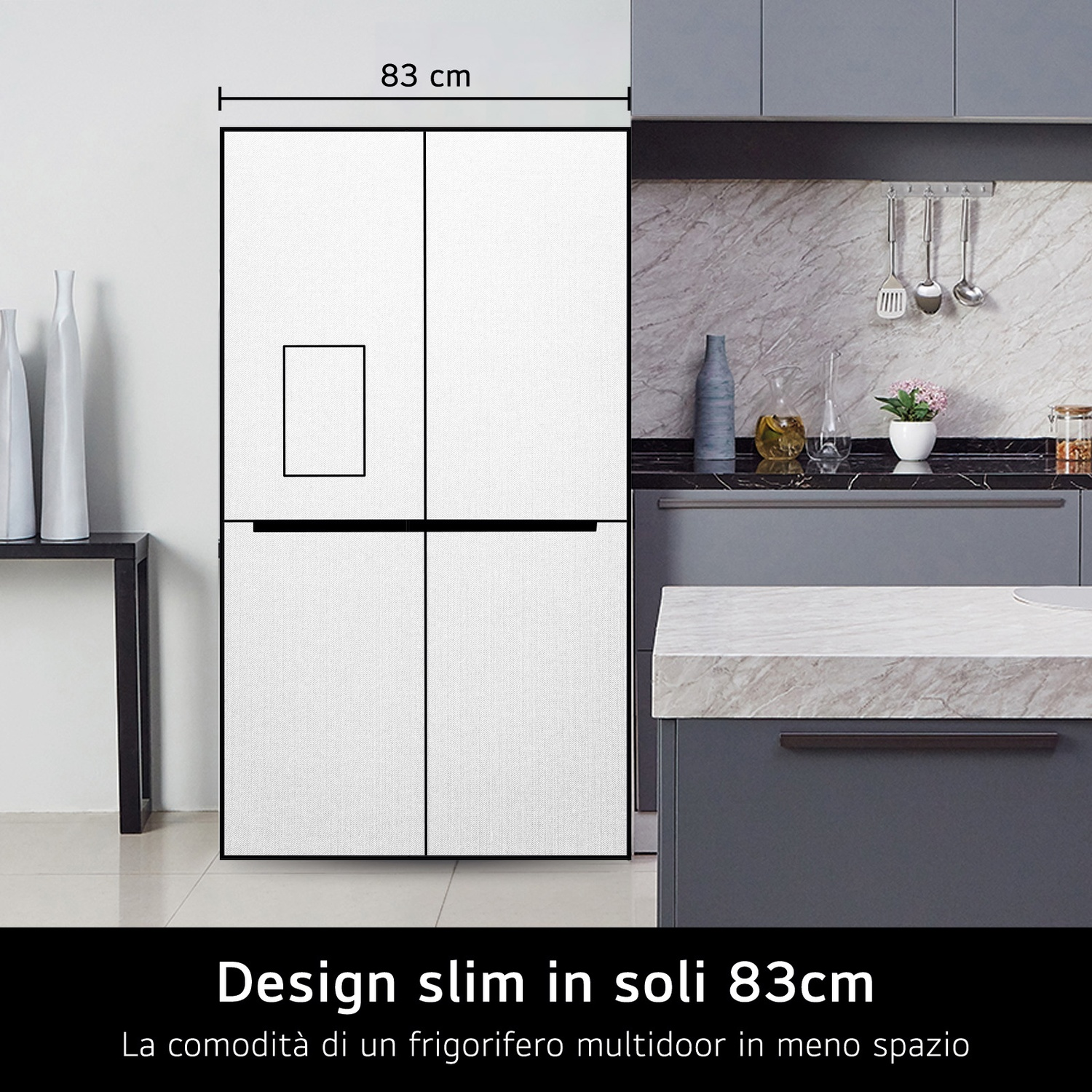 Un frigorifero bianco a quattro ante in una cucina moderna. Il testo evidenzia un design sottile di 83 cm, testo italiano sotto.