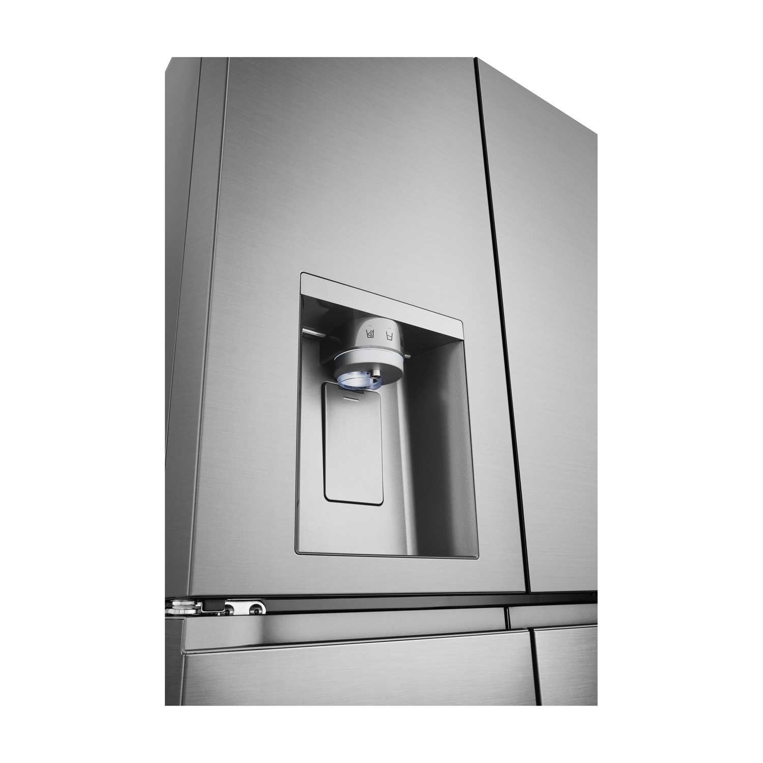 Frigorifero in acciaio inox con dispenser di acqua e ghiaccio. Il dispenser ha un'apertura rettangolare con pulsanti e una luce.
