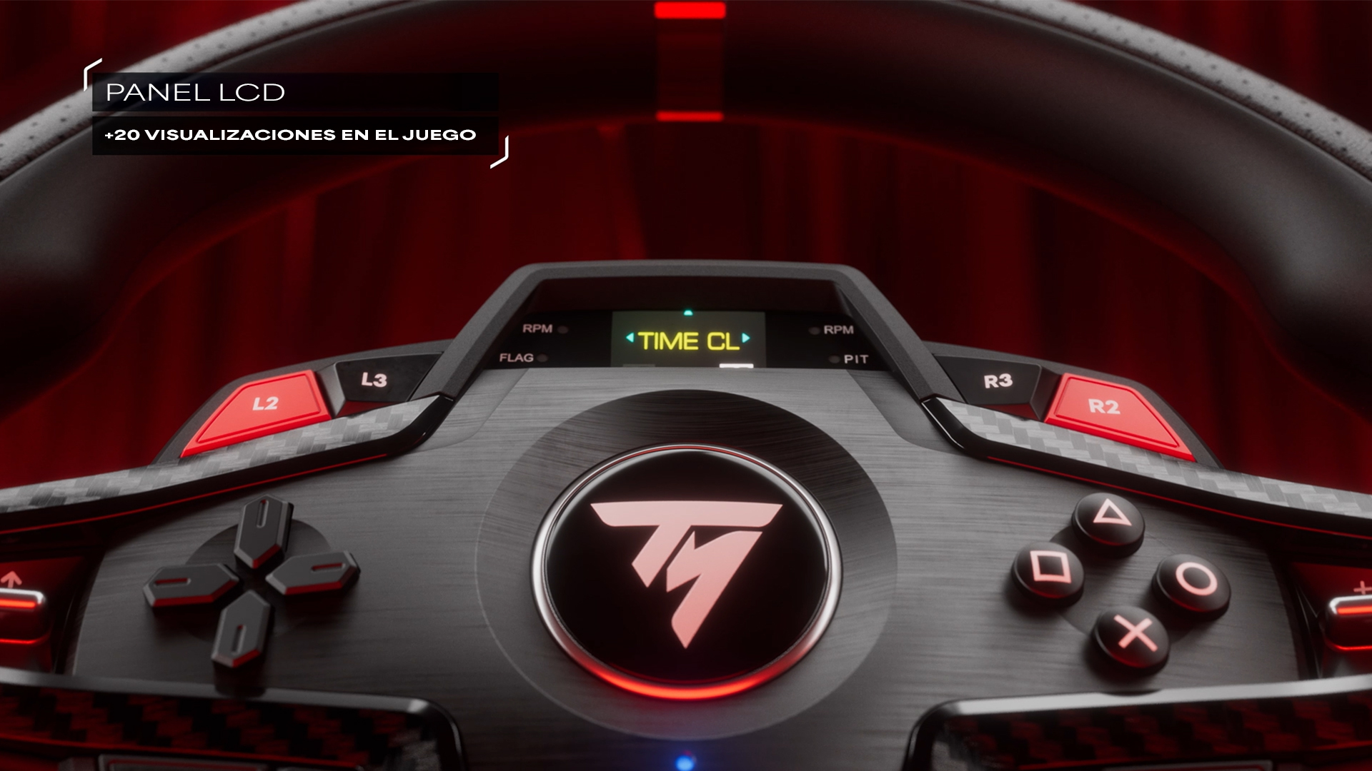Primer plano de un volante de carreras con botones, una pantalla que muestra 'TIME CL' y el logotipo de la marca. Se ven acentos rojos y negros.