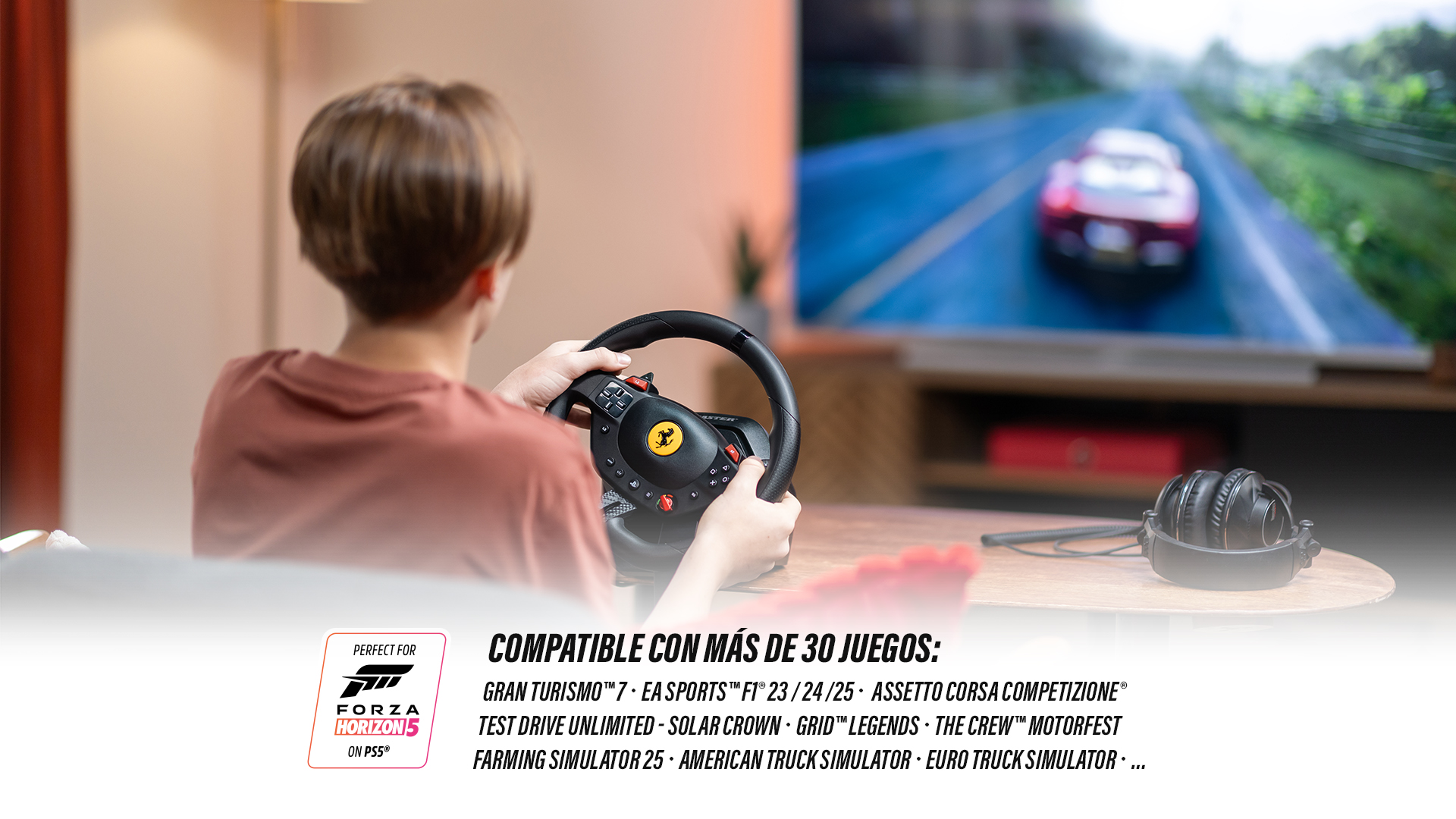 Una persona juega a un juego de carreras con un volante. Un televisor muestra un coche en una pista de carreras. Hay auriculares en la mesa.
