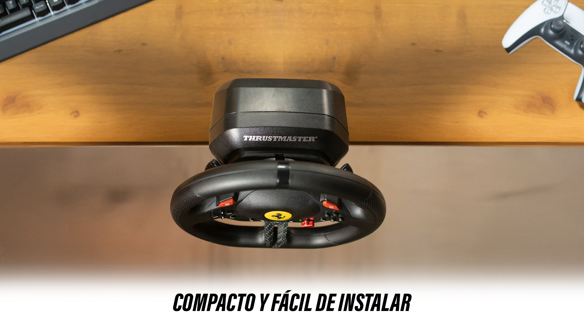 Un volante de carreras negro Thrustmaster, logotipo de Ferrari, botones rojos, sobre una superficie marrón. También se ve un teclado y un controlador blanco.