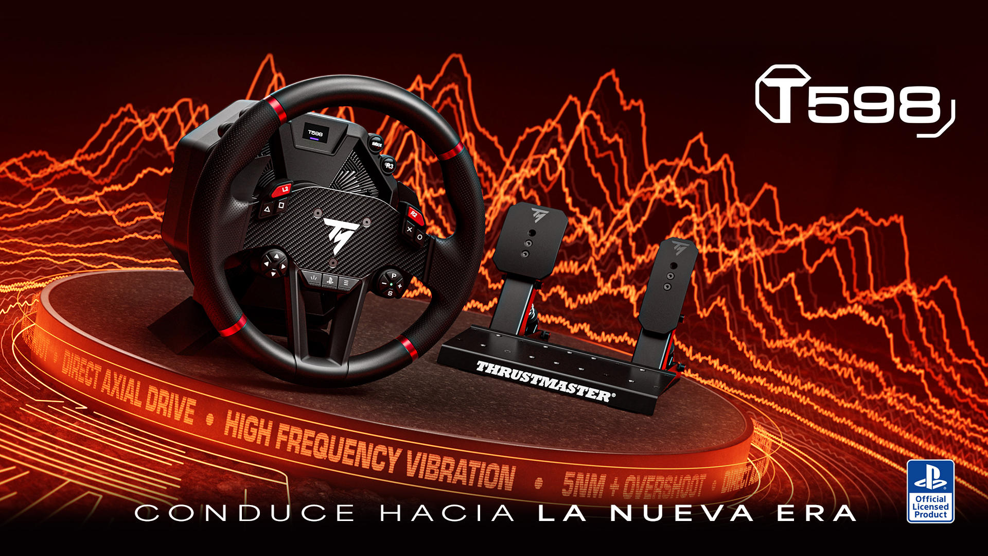 Volante y pedales de carreras sobre una plataforma. El volante tiene detalles rojos. El fondo tiene patrones de ondas naranjas y un logotipo del producto.
