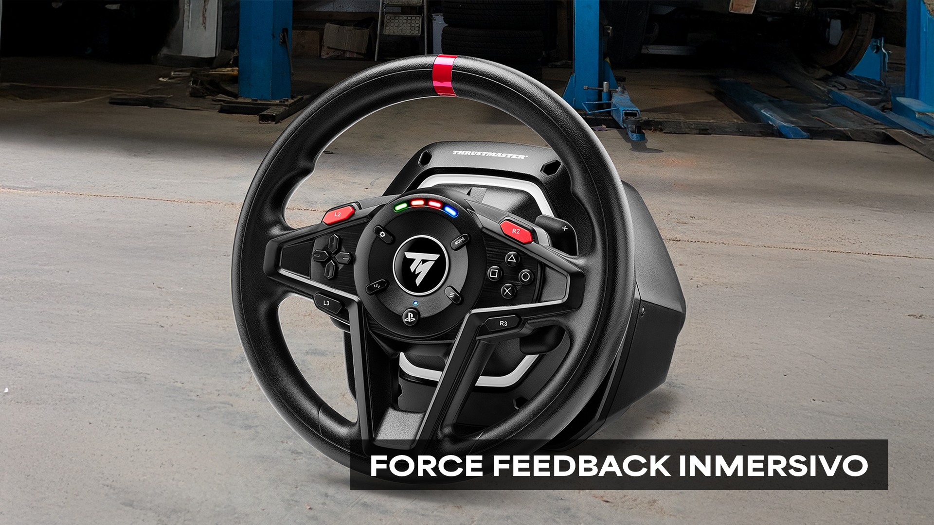 Un volante negro Thrustmaster, detalles rojos, botones y luces. El fondo es un garaje con un elevador de coches.