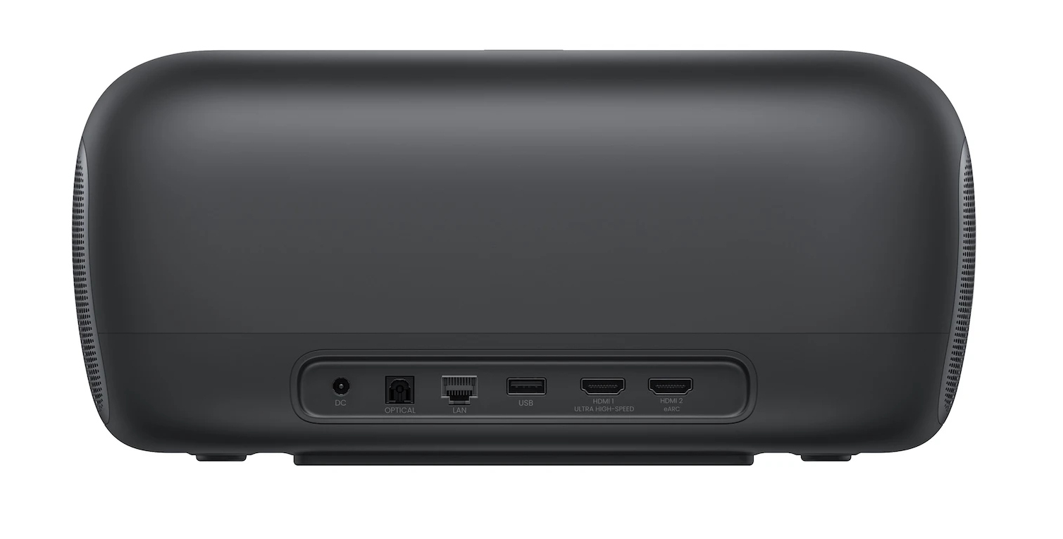 Czarny, zaokrąglony soundbar. Porty obejmują DC, Optyczny, LAN, USB i dwa HDMI. Kratki głośnikowe po bokach.