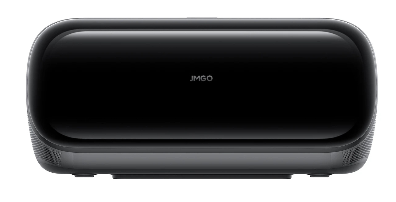 Czarny projektor z zaokrąglonymi krawędziami. Słowo 'JMGO' pośrodku z przodu. Szara podstawa na dole.