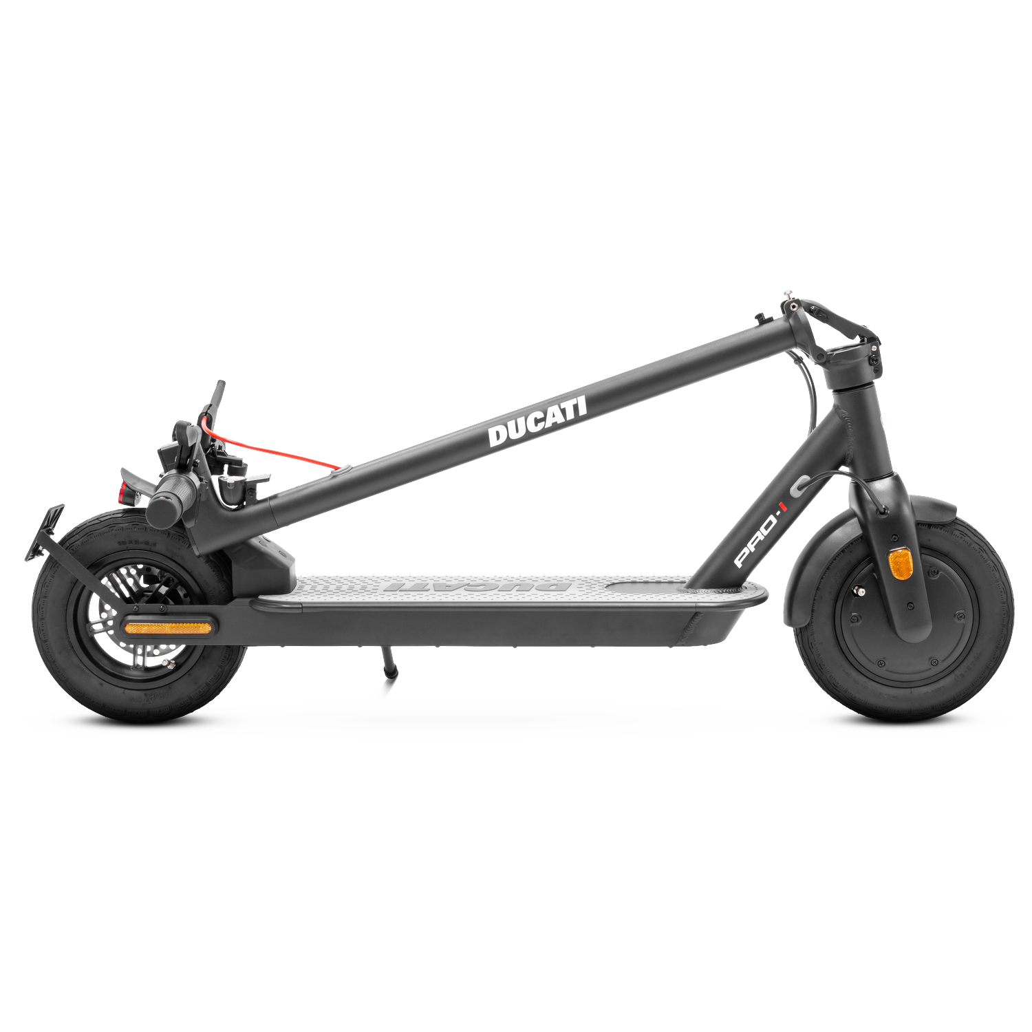 Een zwarte Ducati Pro-I elektrische scooter wordt getoond tegen een witte achtergrond. Hij heeft een opvouwbaar ontwerp met een rode kabel en oranje reflectoren.