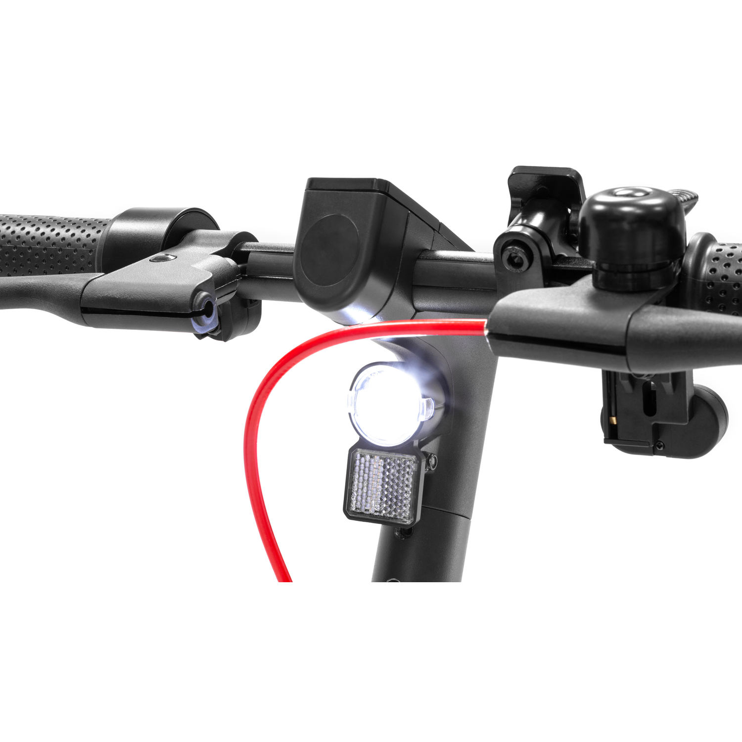 Close-up van het stuur van een e-scooter. Kenmerken: heldere koplamp, rode kabel en zwarte bel. Achtergrond is wit.