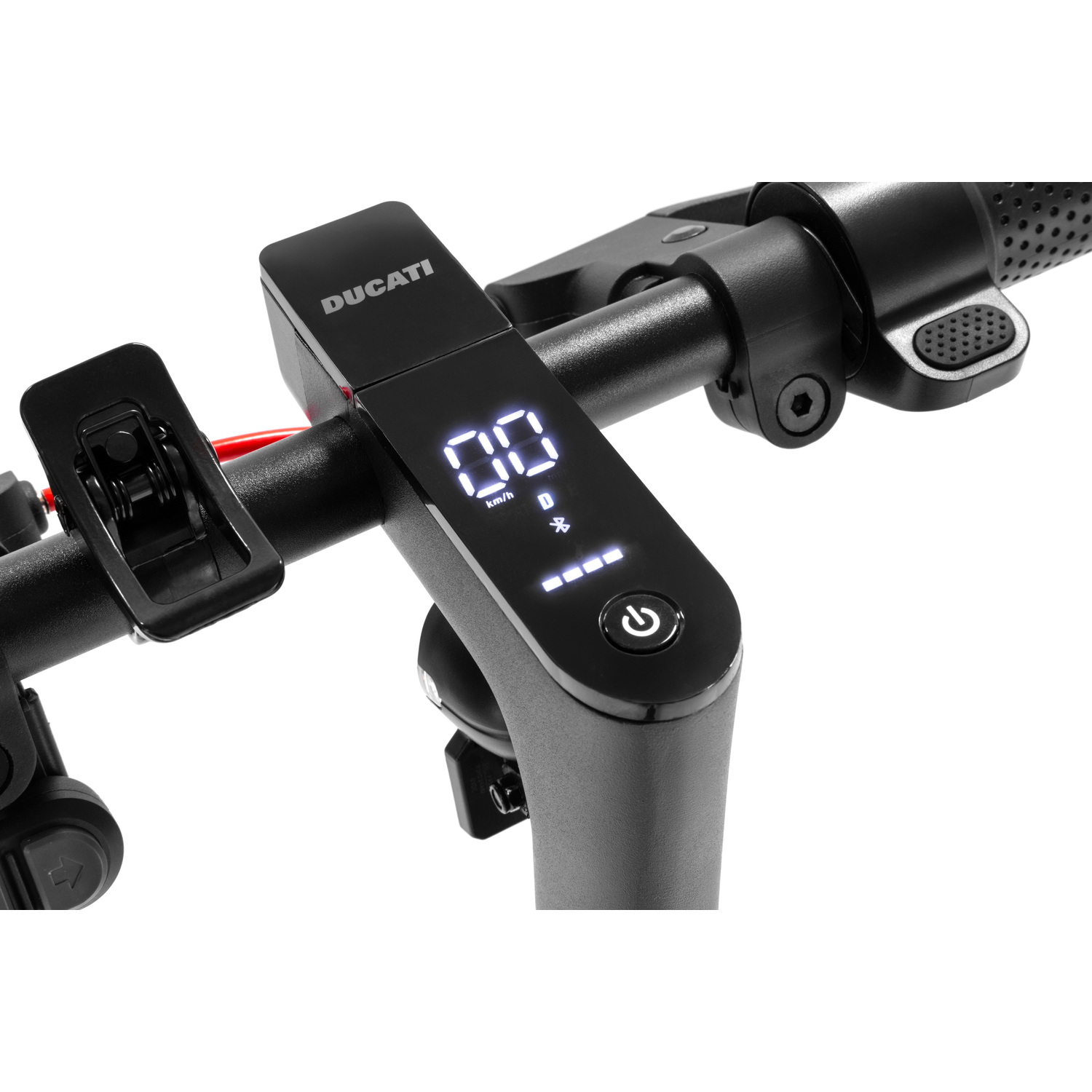 Close-up van het zwarte stuur van een Ducati elektrische scooter. Het display toont '00 km/h'. Aan/uit-knop en andere indicatoren zijn zichtbaar.