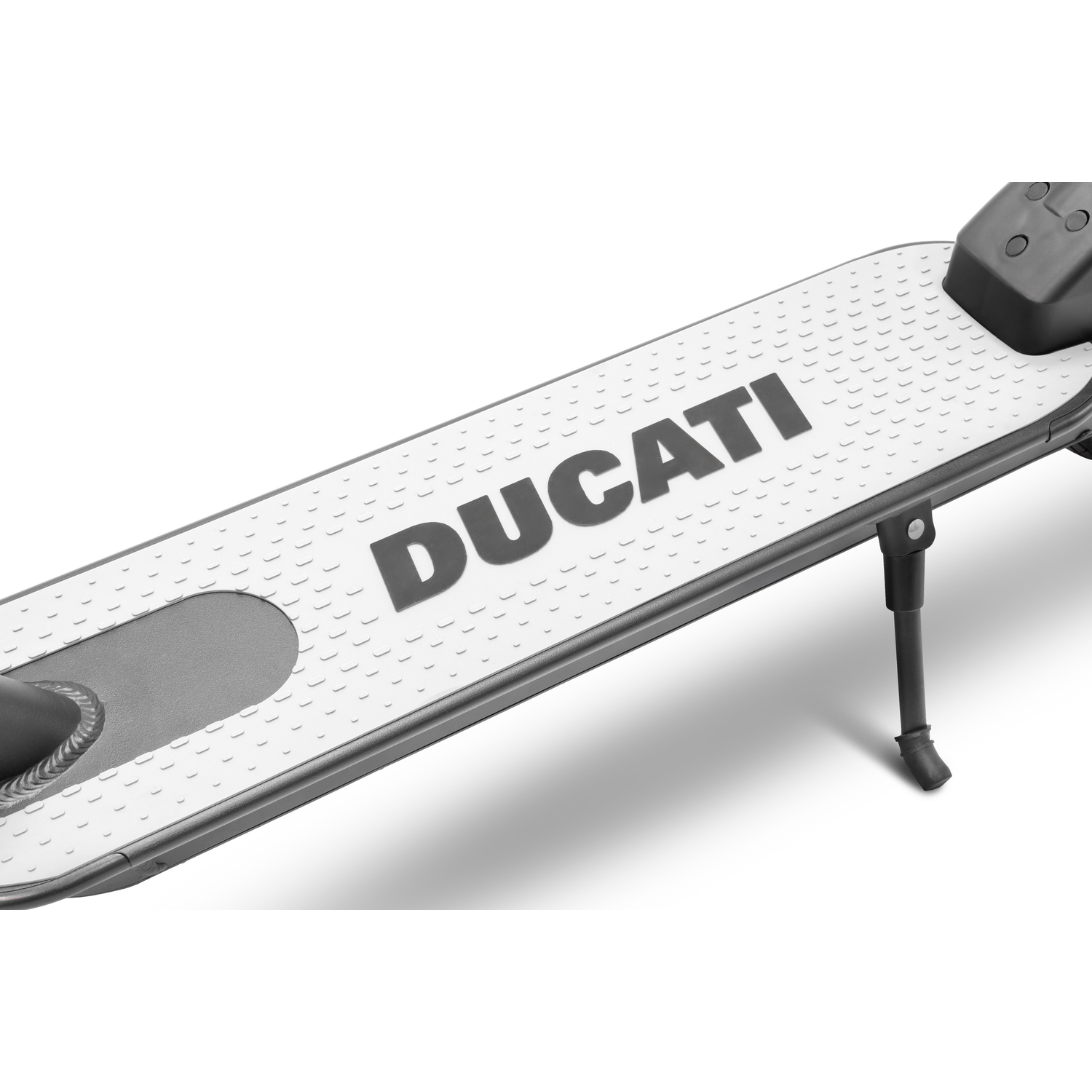 Een wit en grijs Ducati scooterdek is te zien, met de merknaam in grote, grijze letters. Een standaard ondersteunt het dek.