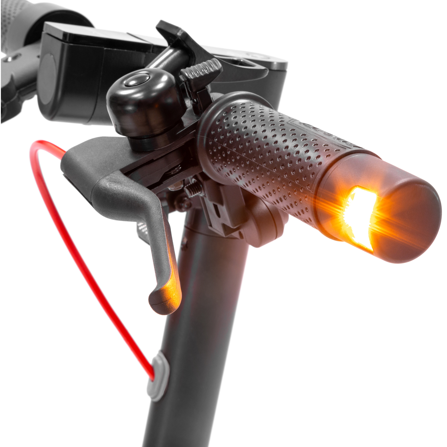 Close-up van het stuur van een e-scooter. Zwart en grijs met rode kabel. Oranje licht op rechter handvat. Bel bovenop. Remhendel in beeld.