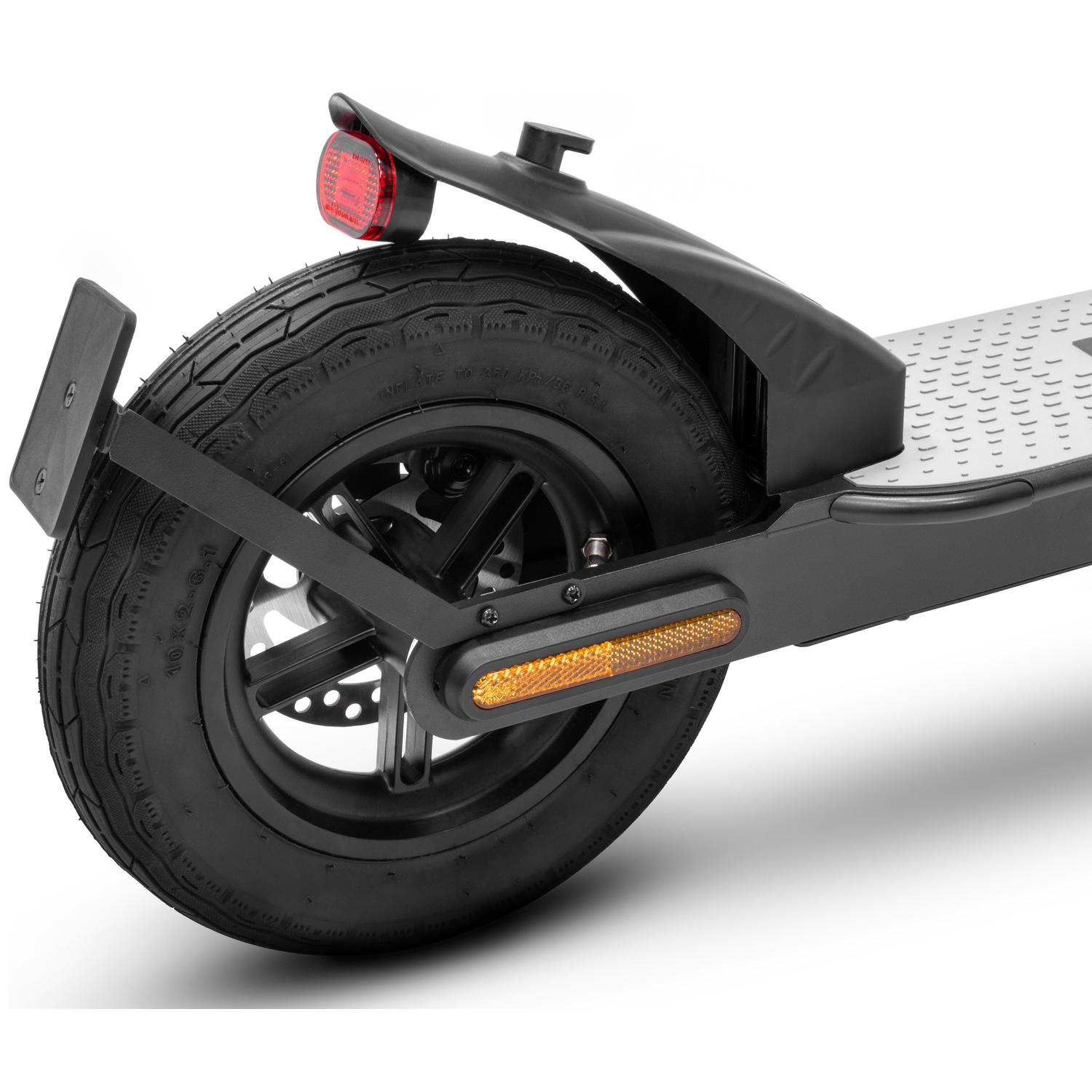 Close-up van het achterwiel van een elektrische scooter. De zwarte band, spatbord en lichten zijn zichtbaar tegen een witte achtergrond.