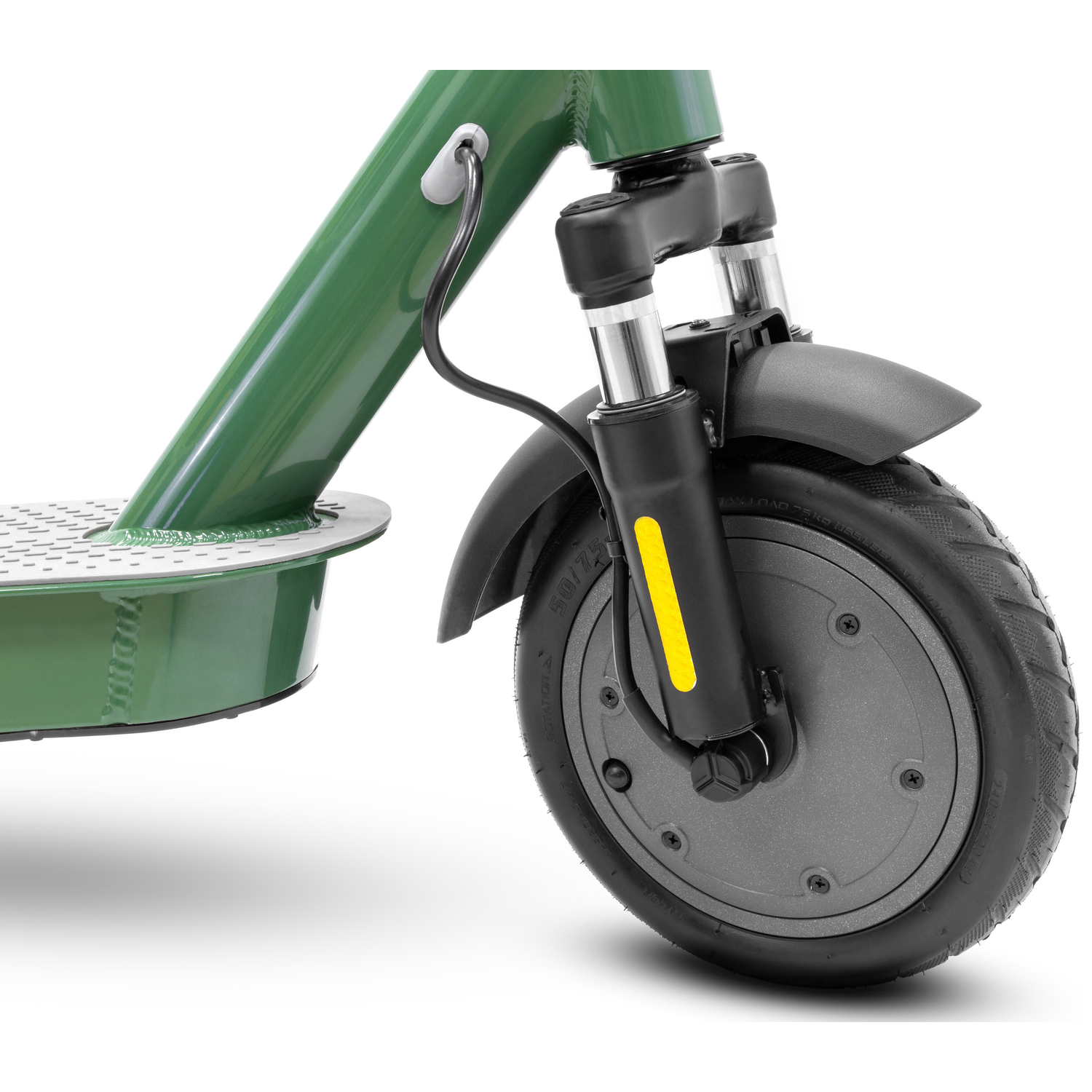 Close-up van een groene elektrische scooter. Zwarte band, spatbord en vering. Gele reflector aan de voorkant. Witte achtergrond.