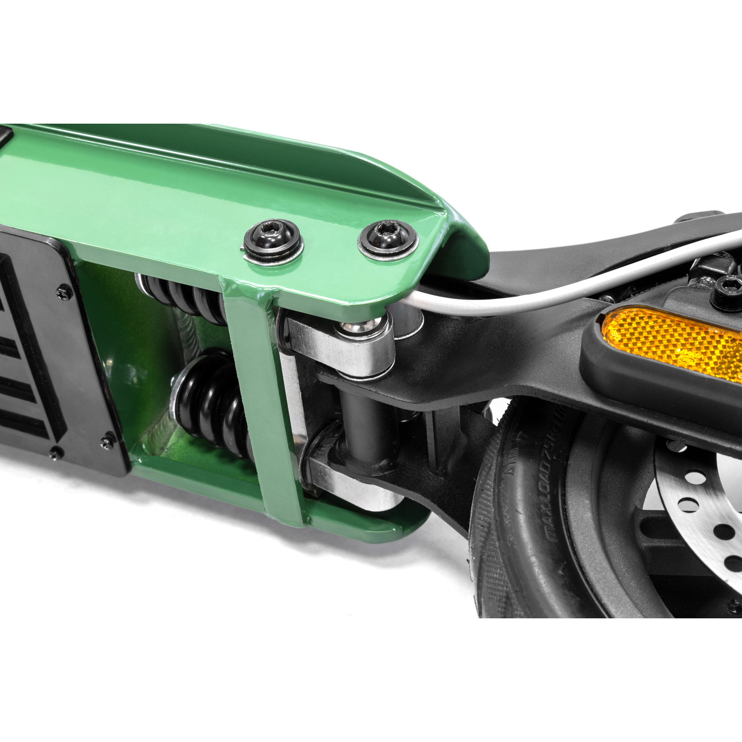 Close-up van de vering en het wiel van een groene elektrische scooter. Zwarte schokdemper, metaal en banddetails zijn zichtbaar.
